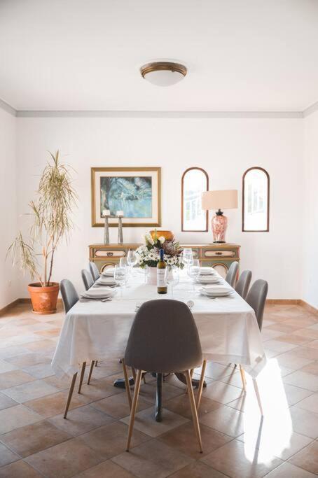 Casa Palmeiras - Com Piscina, Bbq E Ar Condicionado